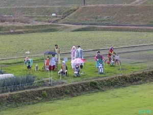 畑の中にヒロシ似マネキン？