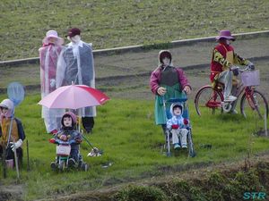 畑の中にヒロシ似マネキン？