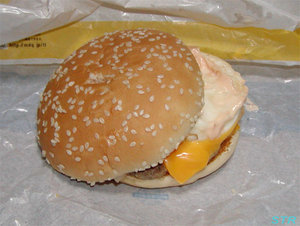 チーズ月見バーガーを食べる