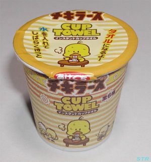 同僚の家族と一緒にクレーンゲームに挑戦