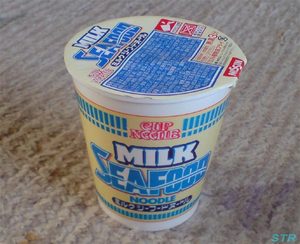 ミルクシーフードヌードルを食べる