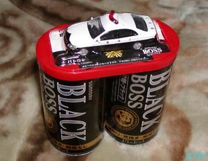 ローソンで缶コーヒーを買ってパトカーのミニカーをゲット