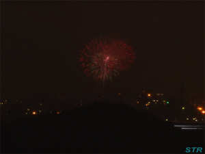 雨の中で花火を観る