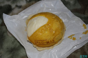 パックまんを食べる