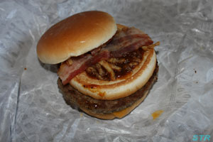 マクドナルドのテキサスバーガーを食べる