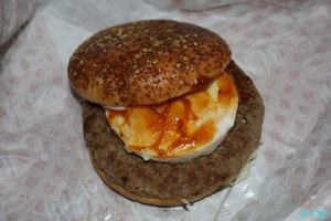 ハワイアンバーガーを食べる