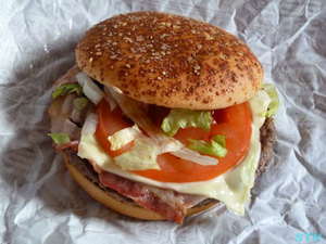 カリフォルニアバーガを食べる