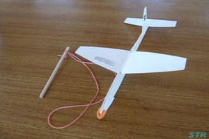 紙飛行機を飛ばして子供に戻る？