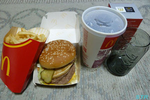 マクドナルドのハンバーガーでコークグラスをもらう
