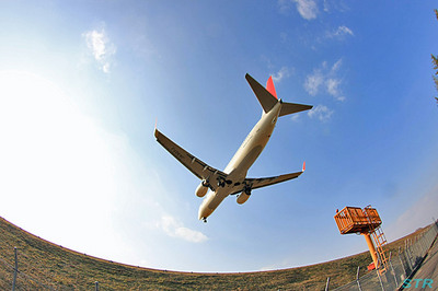 飛行機を下から見る
