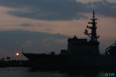 海上自衛隊 ぶんご・みやじま・はちじょう 日章旗降納