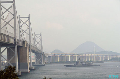 瀬戸大橋と護衛艦あしがら