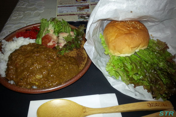 備前カレーを食べる