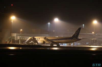 ボーイング787 高松空港へ緊急着陸