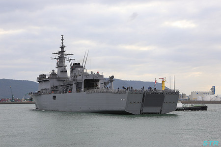 海上自衛隊掃海母艦ぶんごの入港を見る