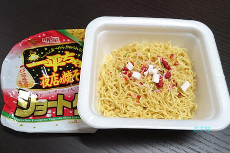 一平ちゃん夜店の焼そば ショートケーキ味を食べる