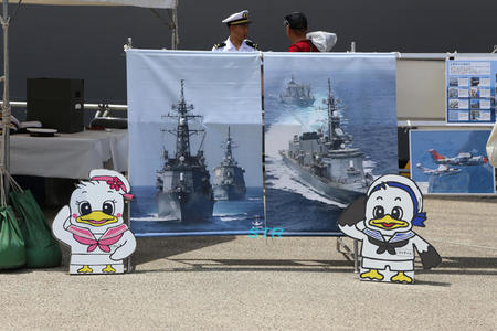海上自衛隊護衛艦「かが」を見学