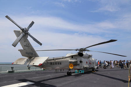 海上自衛隊護衛艦「かが」を見学