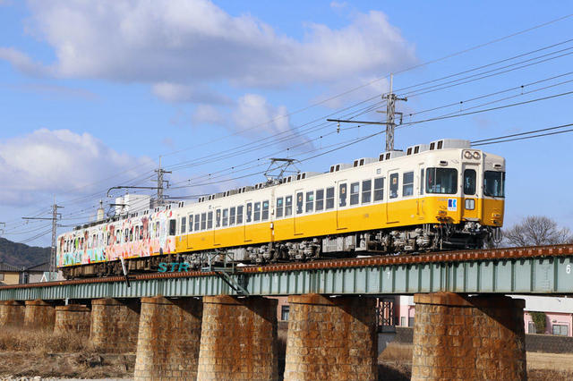 ことでん「にこるん食ベルン香川県」ラッピング電車