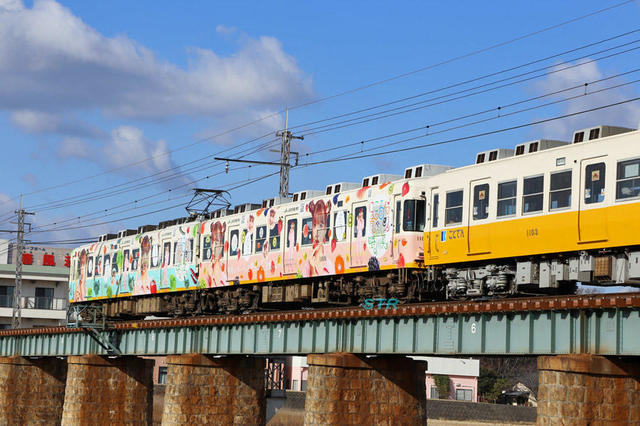 ことでん「にこるん食ベルン香川県」ラッピング電車