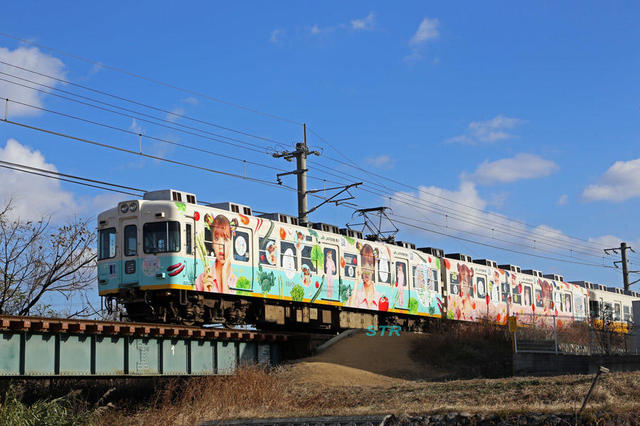 ことでん「にこるん食ベルン香川県」ラッピング電車