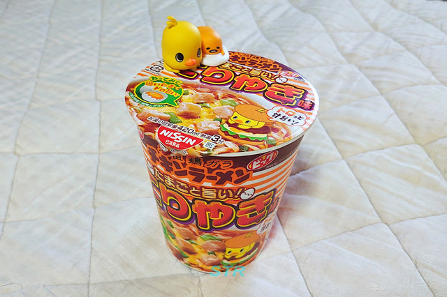 チキンラーメンビッグカップてりやき味を食べる