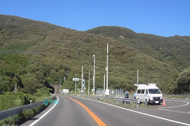 坂出市青海町 県道161号さぬき浜街道下り車線 五色台トンネル付近での可搬式オービスによる取り締まり