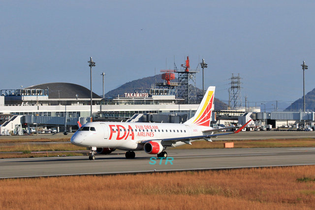 高松空港にフジドリームエアラインズ JA12FJ 飛来