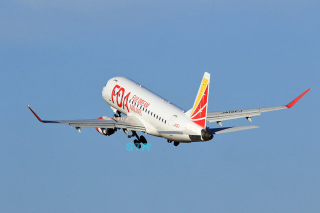高松空港にフジドリームエアラインズ JA12FJ 飛来
