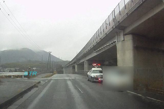 坂出市川津町 県道191号線 高松自動車道高架下での一時不停止違反取り締まり