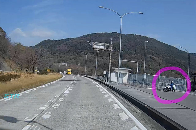 坂出市川津町 国道11号下り車線 金山休憩所での白バイ追尾による取り締まり