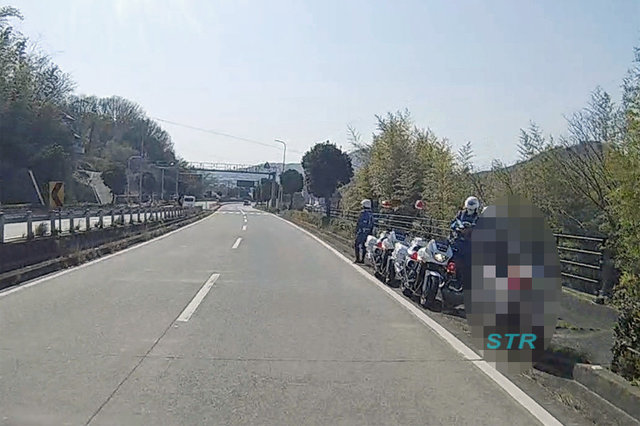 坂出市川津町 国道11号下り車線 金山休憩所での白バイ追尾による取り締まり