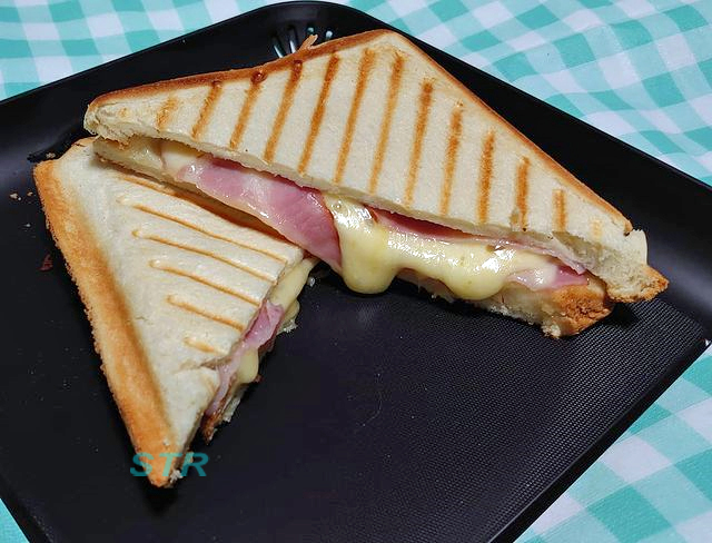 ホットサンドメーカーでベーコンチーズサンドを作る