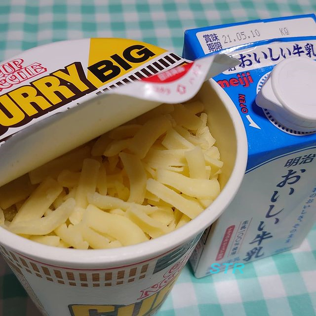 ホットサンドメーカーでミルクチーズカレーヌードルサンドを作る