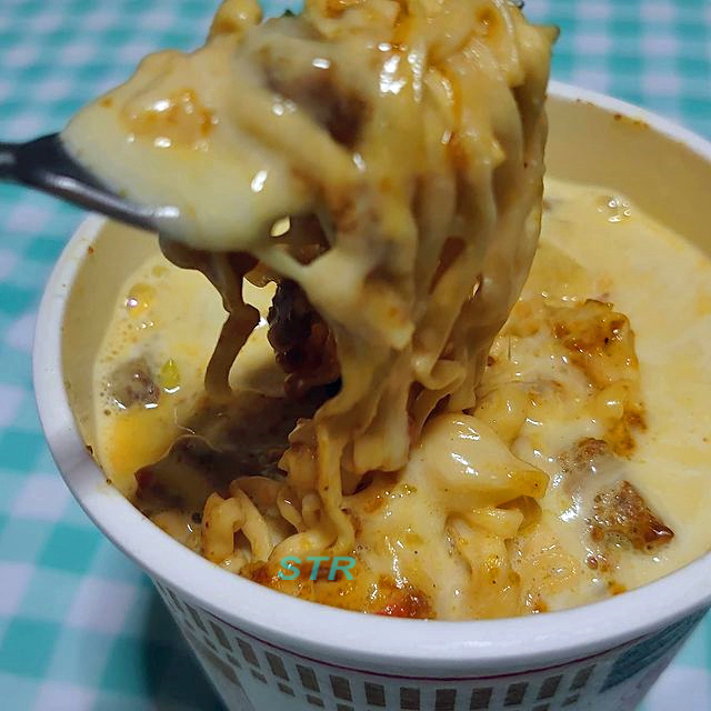 ホットサンドメーカーでミルクチーズカレーヌードルサンドを作る