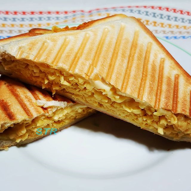 ホットサンドメーカーでミルクチーズカレーヌードルサンドを作る