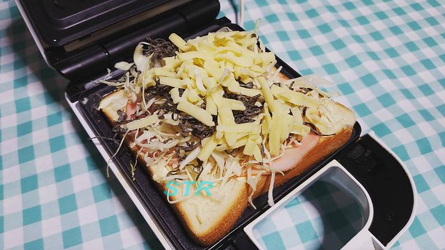 ホットサンドメーカーでハムキャベツサンドを作る