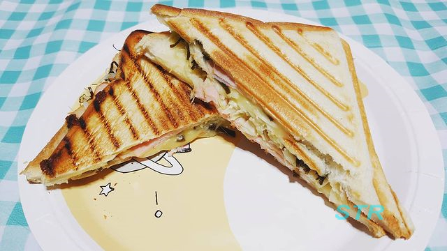ホットサンドメーカーでハムキャベツサンドを作る