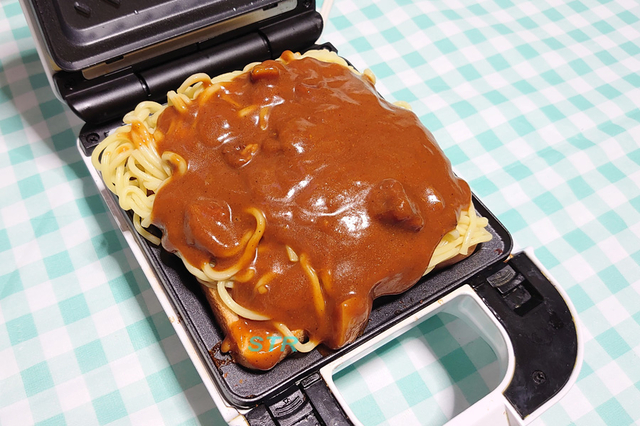 ホットサンドメーカーでカレーそばサンドを作る