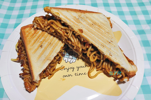 ホットサンドメーカーでカレーそばサンドを作る