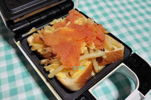 ホットサンドメーカーでめんたいチーズポテトサンドを作る