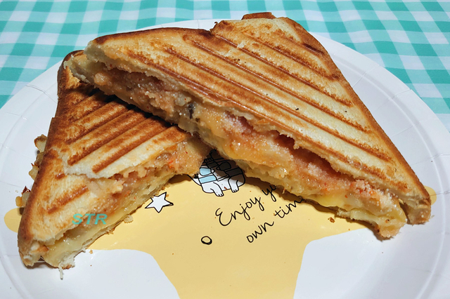 ホットサンドメーカーでめんたいチーズポテトサンドを作る