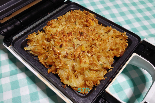 ホットサンドメーカーでカップヌードルお好み焼きサンドを作る