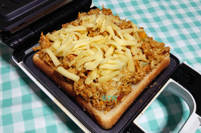 ホットサンドメーカーでカップヌードルお好み焼きサンドを作る