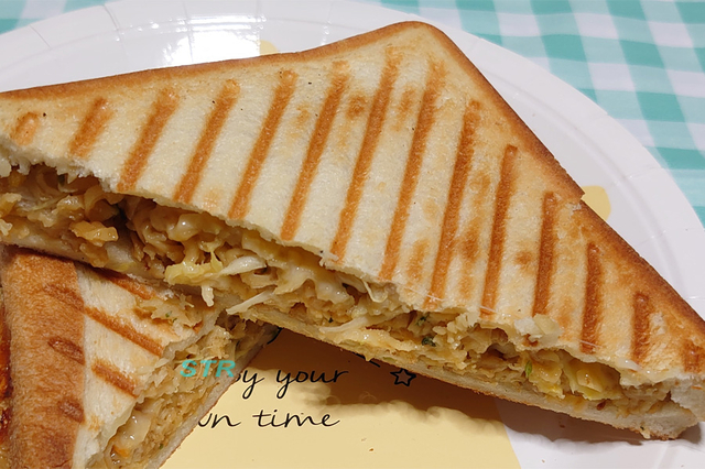 ホットサンドメーカーでカップヌードルお好み焼きサンドを作る
