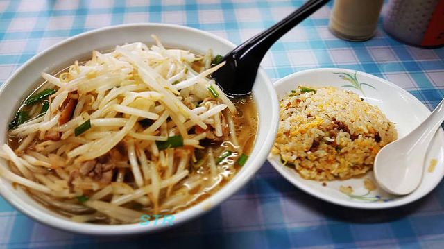 五圓安で炒めもやしラーメンを食べる