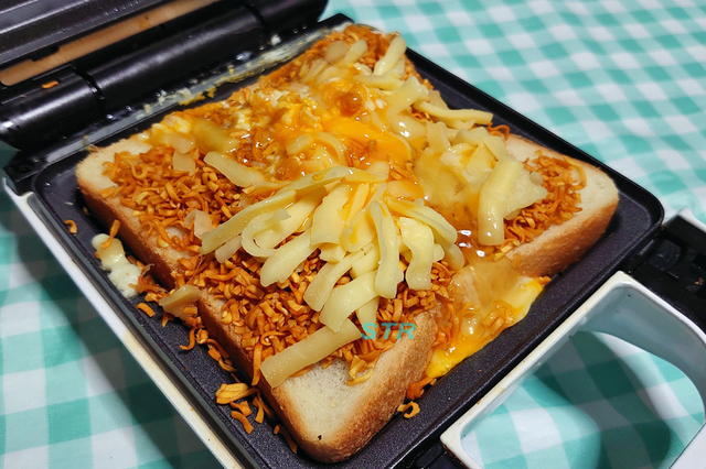 ホットサンドメーカーでチーズチキンラーメンサンドを作る