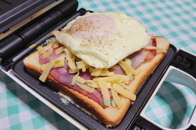 ホットサンドメーカーでチーズベーコンハンバーグサンドを作る