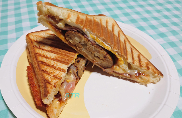 ホットサンドメーカーでチーズベーコンハンバーグサンドを作る