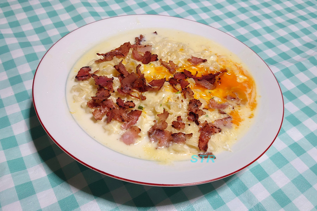 サッポロ一番塩らーめんでカルボナーラを作る